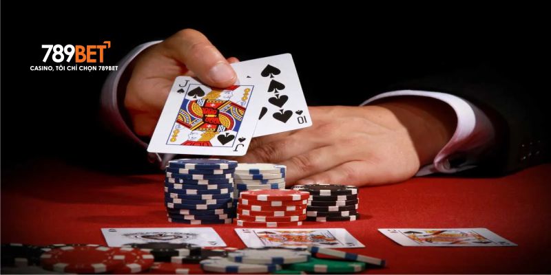 Thứ hạng bài poker được so sánh để đưa ra quyết định trong từng ván chơi